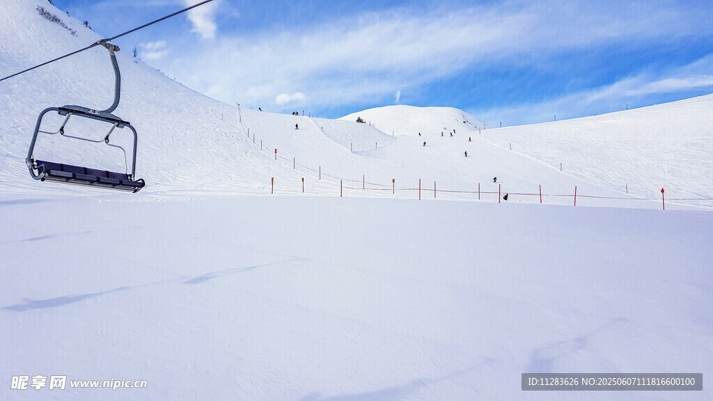 雪山上的空滑雪缆车