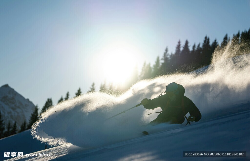 雪山阳光下滑雪场景