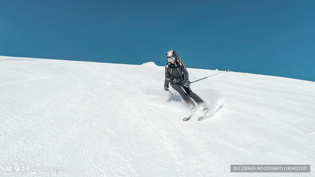单人滑雪于雪坡之上