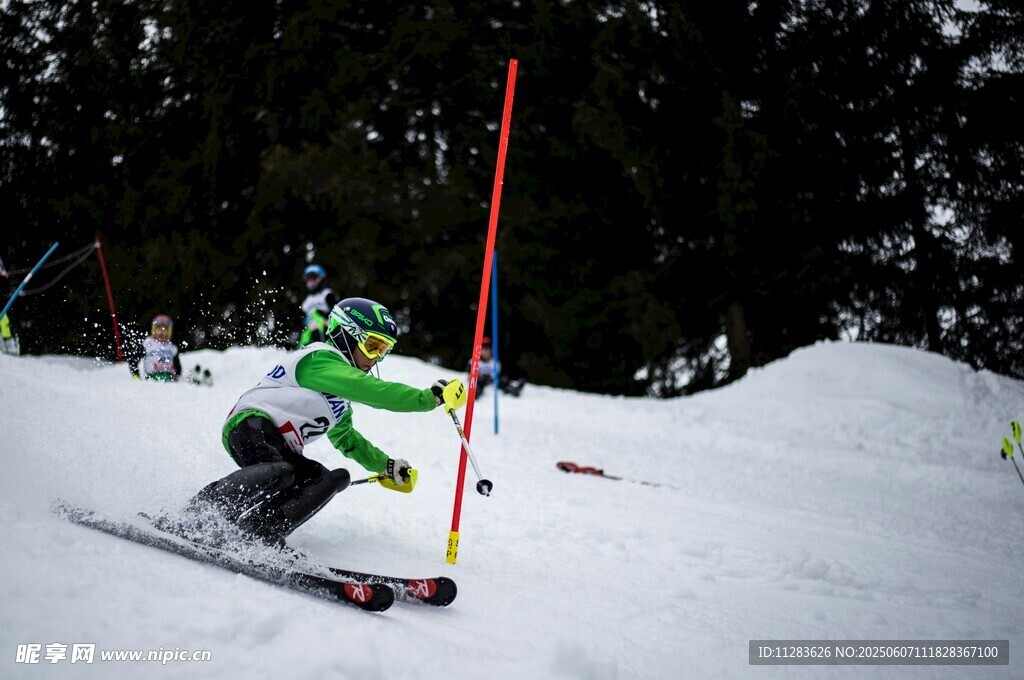 滑雪者弯道处敏捷过杆