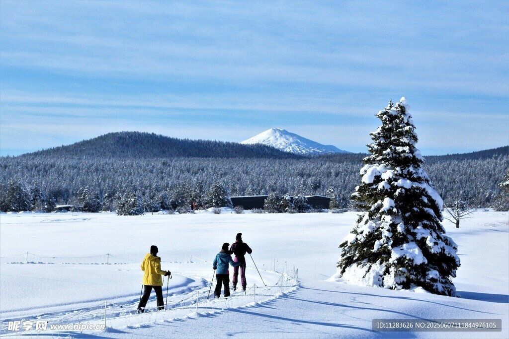 雪地滑雪者与远处雪山景观