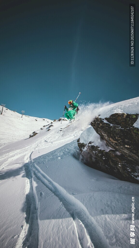 滑雪者在雪坡上精彩飞跃