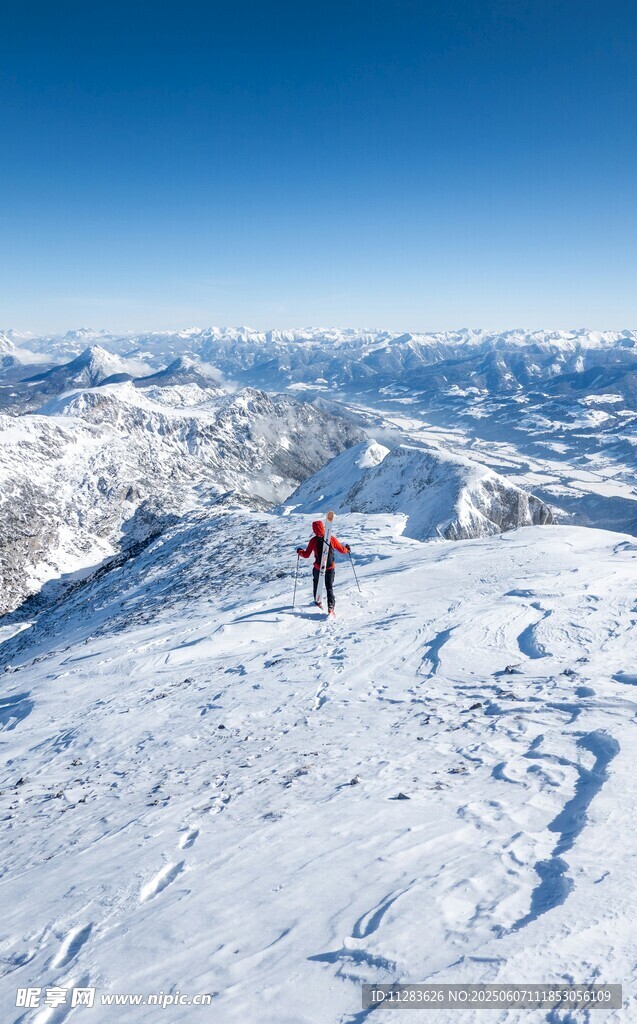 雪山徒步者的壮丽风景