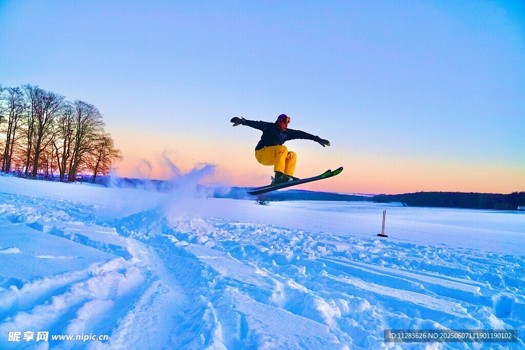 雪地滑雪者的精彩空中瞬间