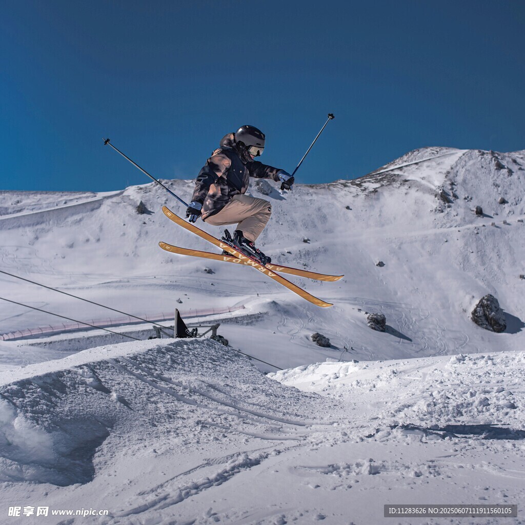 滑雪者空中炫酷特技瞬间