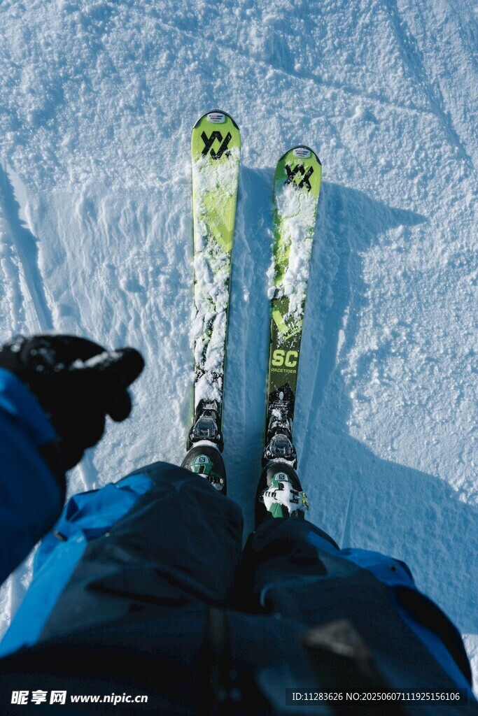 俯视视角下的滑雪装备