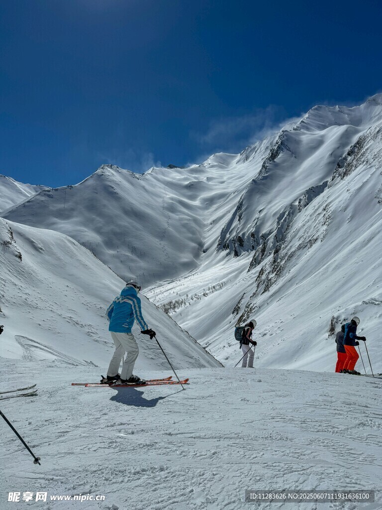 雪山滑雪者的动感瞬间