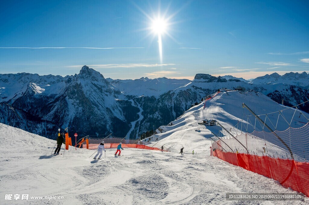 雪山滑雪场景