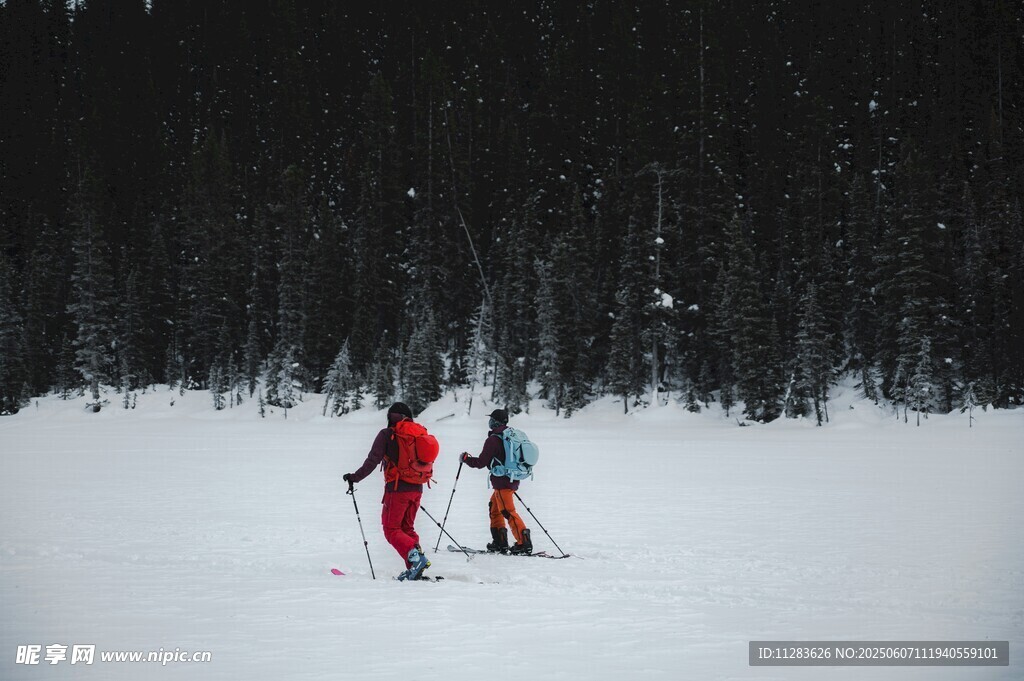 雪地中两人滑雪场景