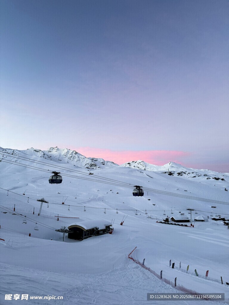 雪山上的小屋与绚丽天色