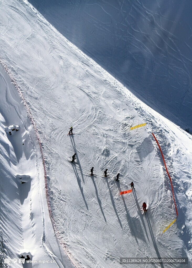 雪山之巅的滑雪者队伍