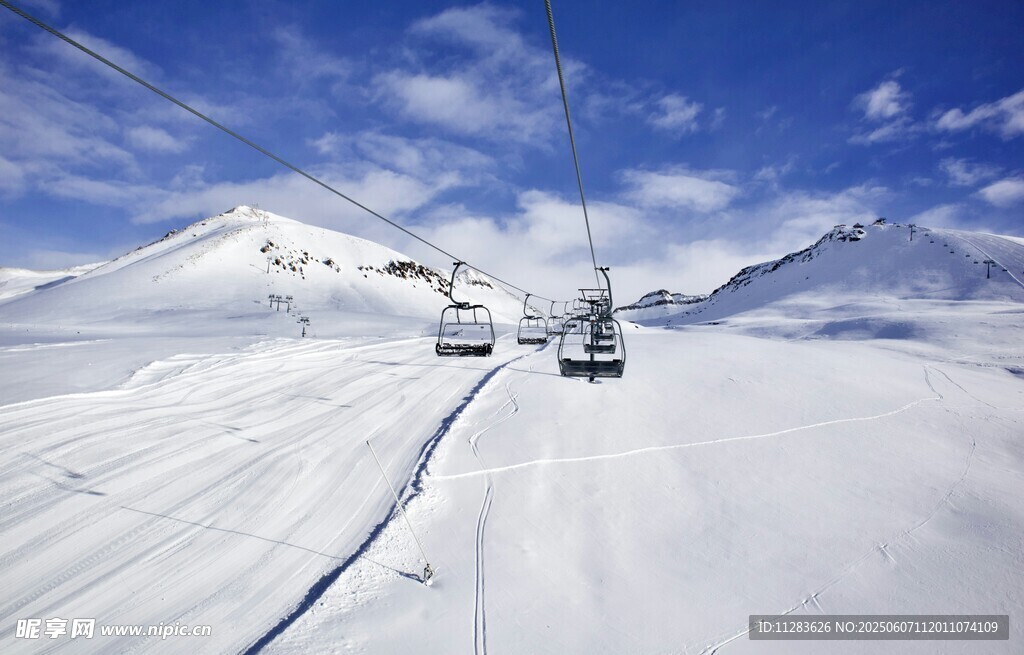雪山缆车美景