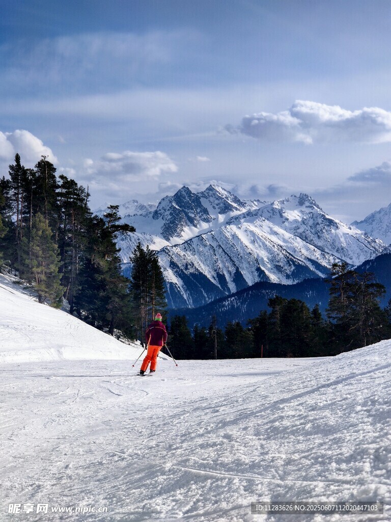 雪山上的滑雪者