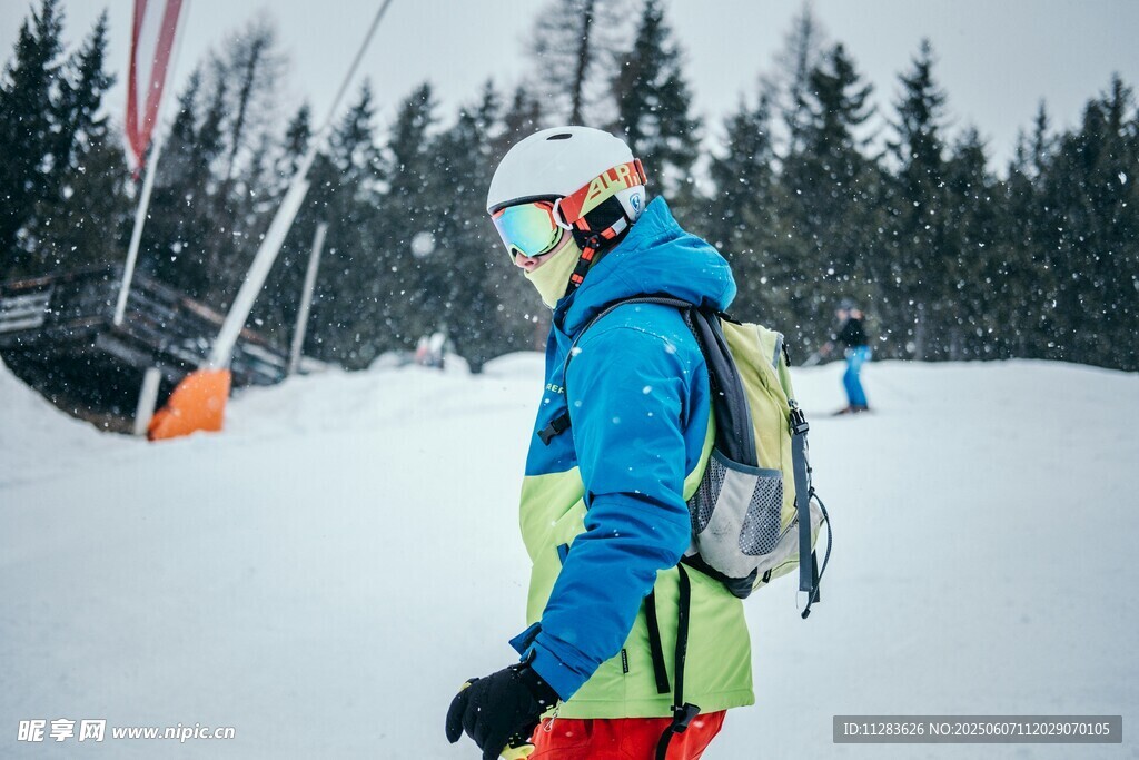 滑雪者雪地装备齐全准备出发
