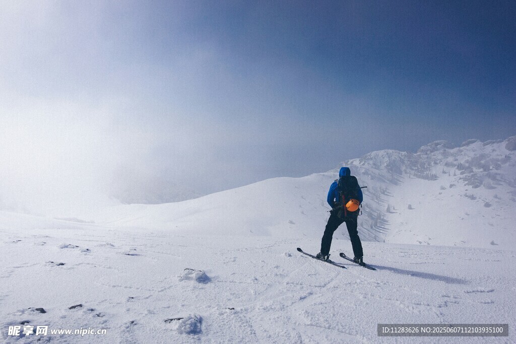 单人雪坡滑雪英姿