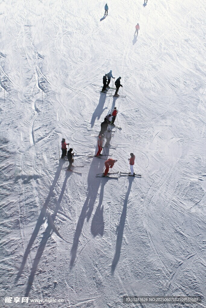 雪地上的滑雪者身影