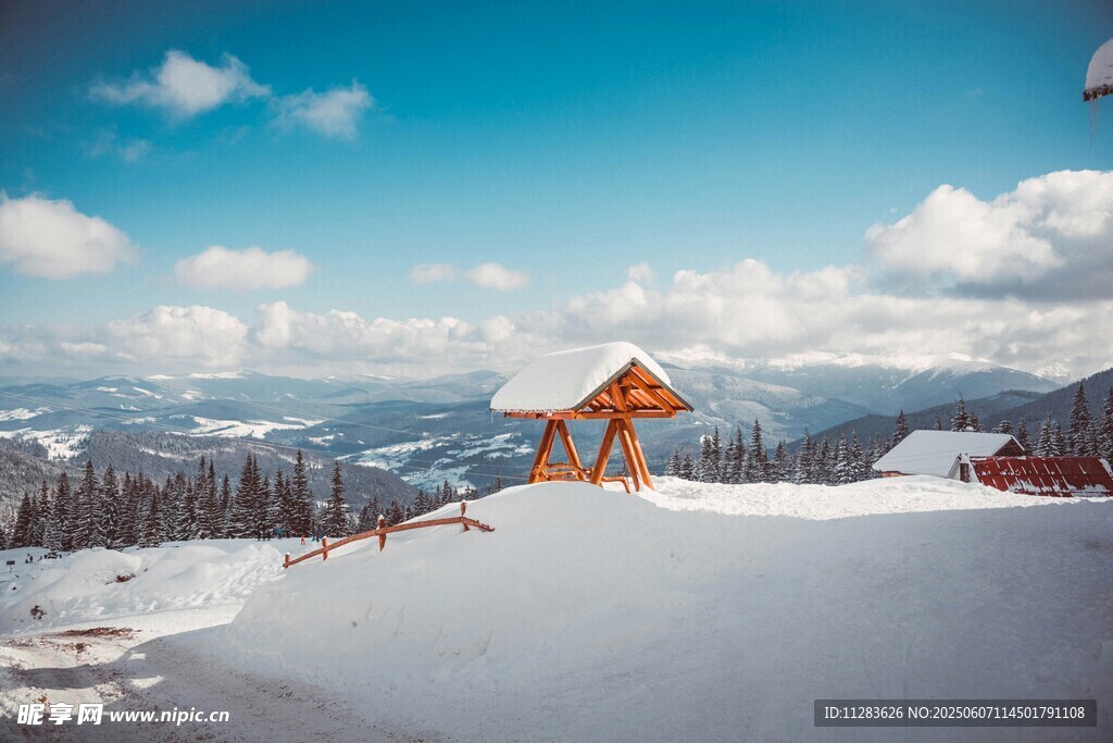雪山上的小屋与壮丽风景