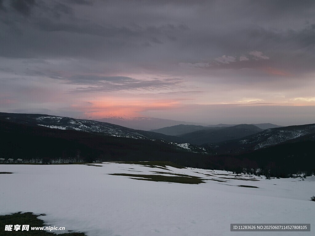 雪野暮色中的绚丽天空