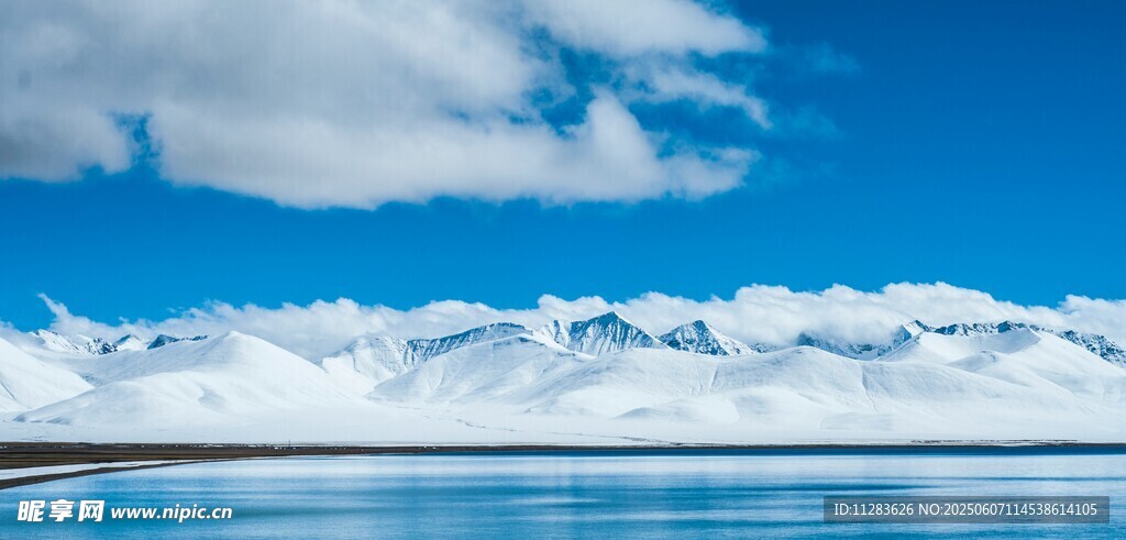 雪山下的静谧蓝色湖泊