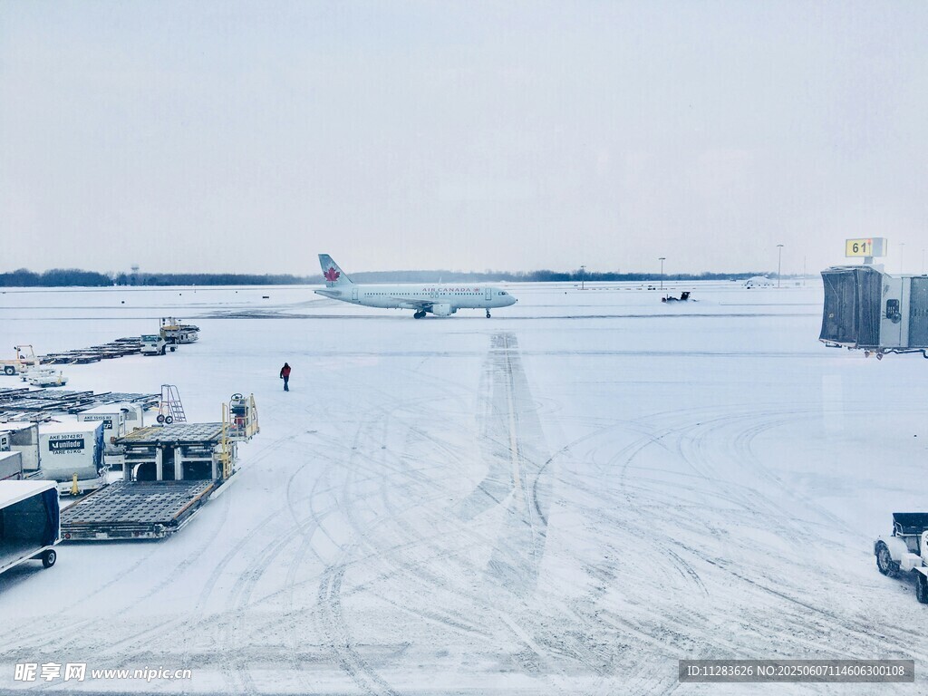 雪后机场景象