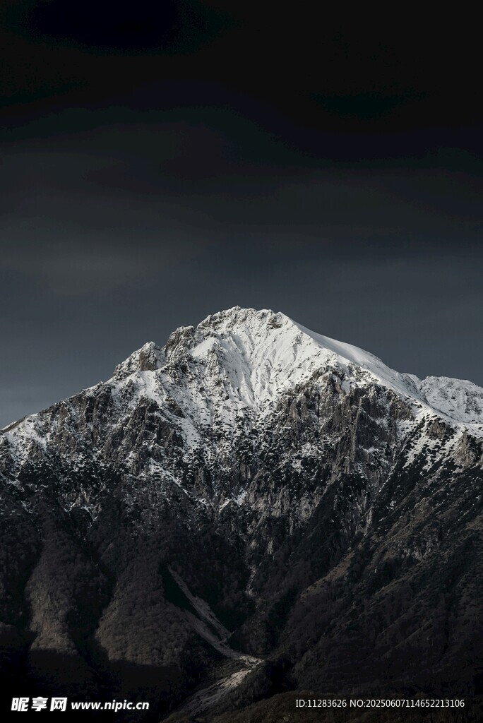 巍峨雪山壮丽景致
