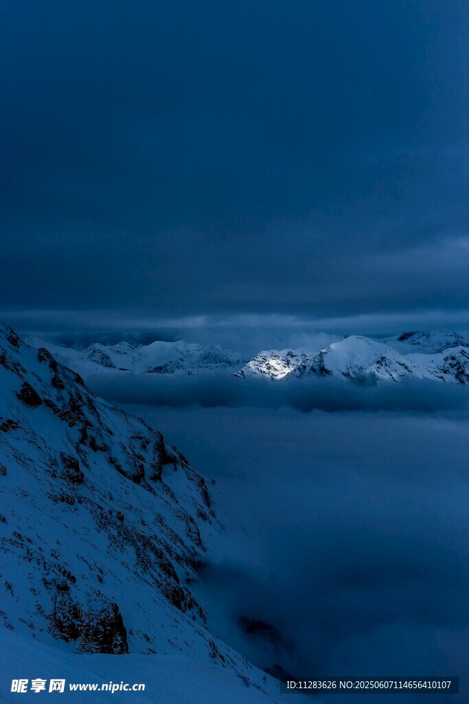 雪岭云海间的壮丽景致
