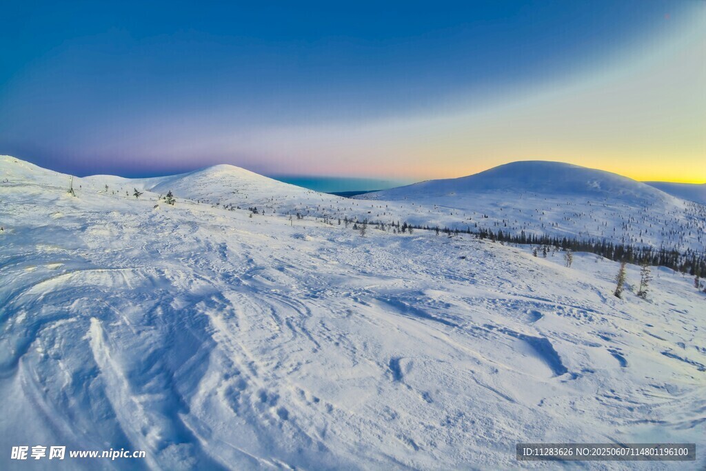 雪覆山峦的壮丽冬日景象