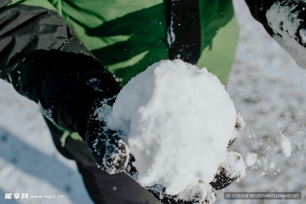 双手捧起的洁白雪球