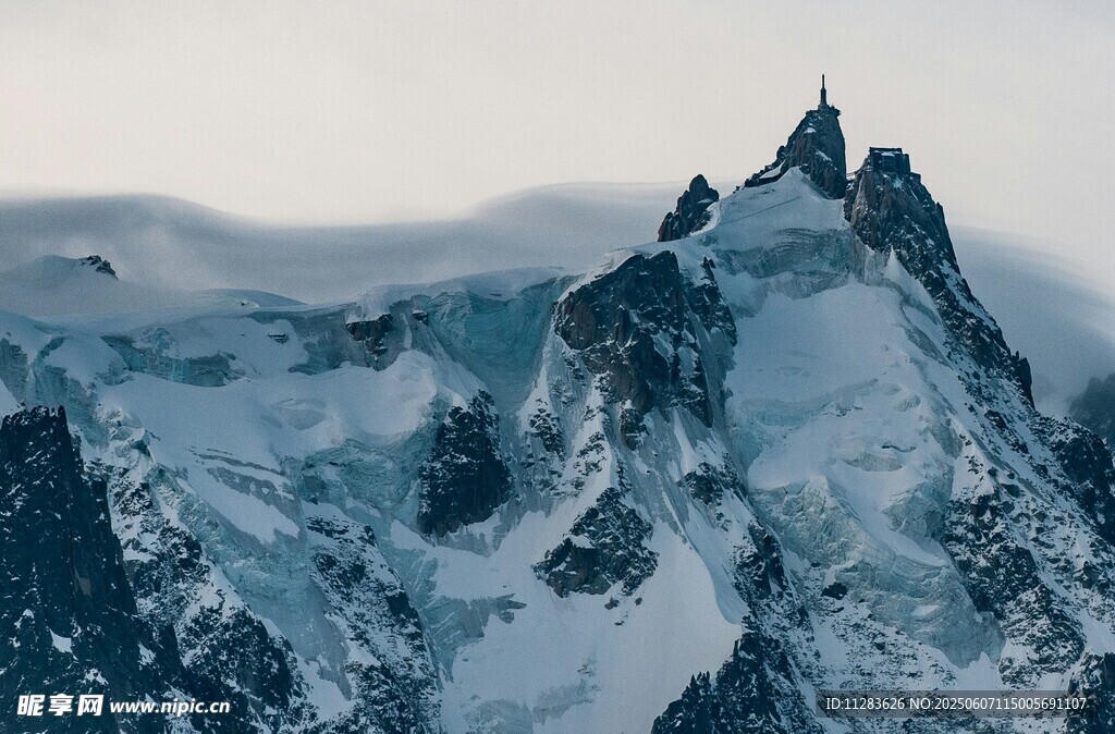 巍峨雪山壮丽景致