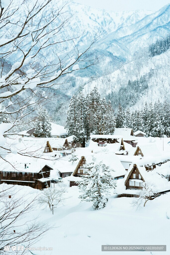 雪覆山村美景