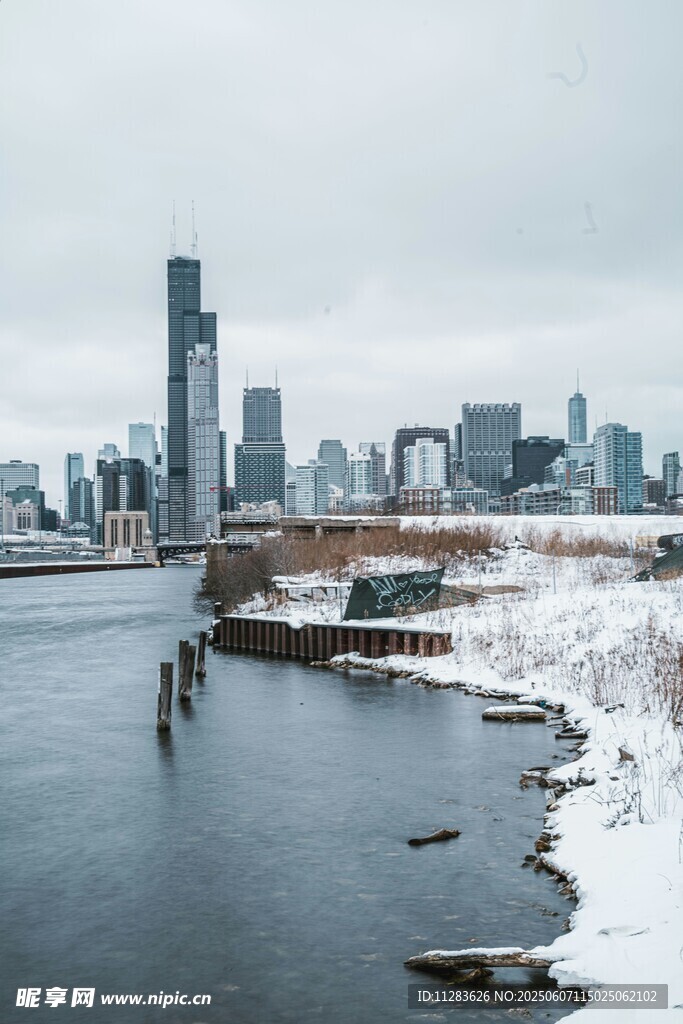 冬日城市河畔雪景风光