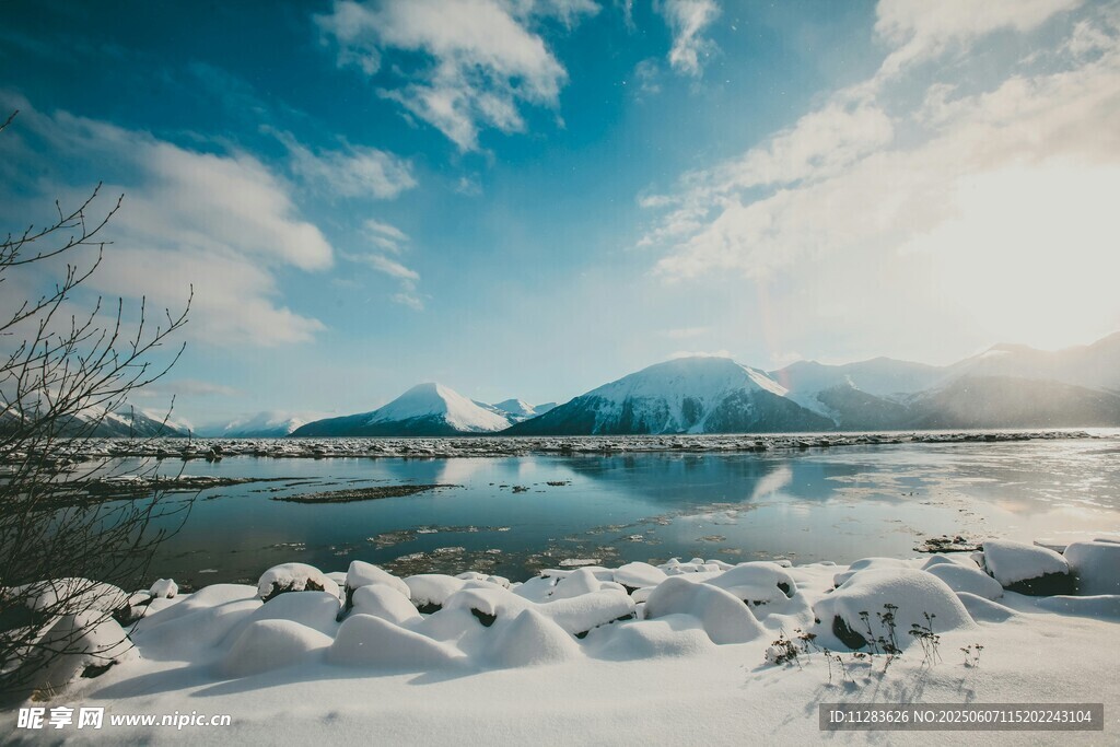 冬日湖畔雪景如画