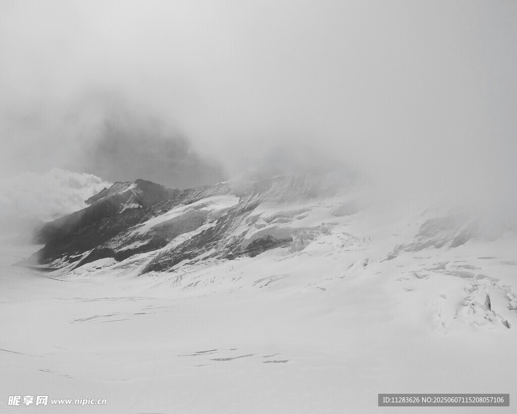 雪山云雾缭绕的壮丽景致