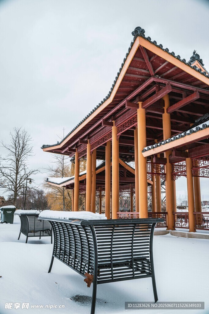 雪覆中式亭台座椅景观