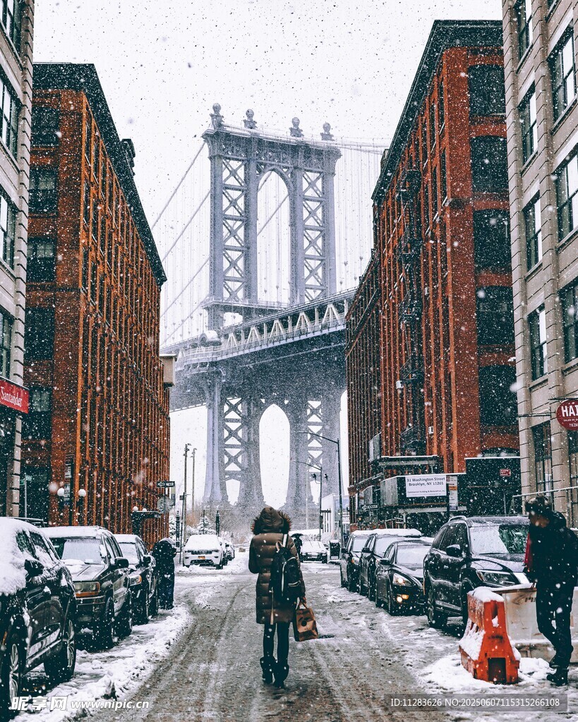 雪后城市街道与桥梁景观