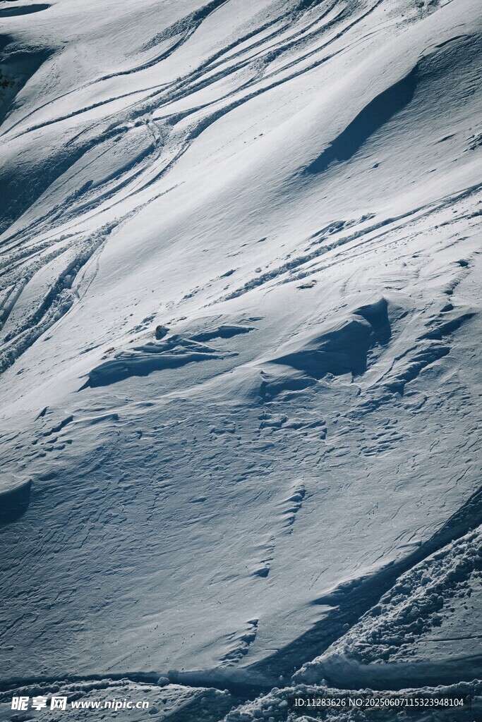 雪地上的优美滑雪痕迹