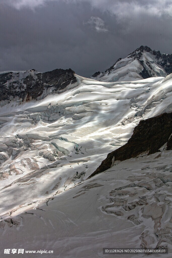 壮丽雪山冰川景观