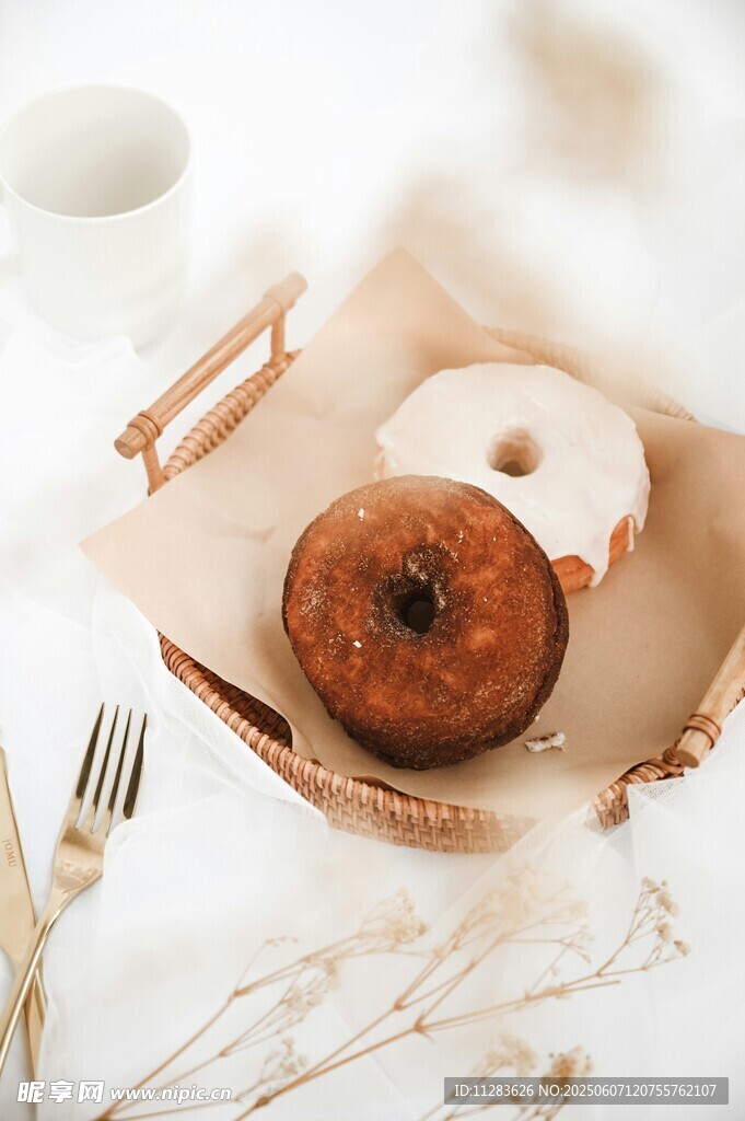 美味甜甜圈与餐具的组合