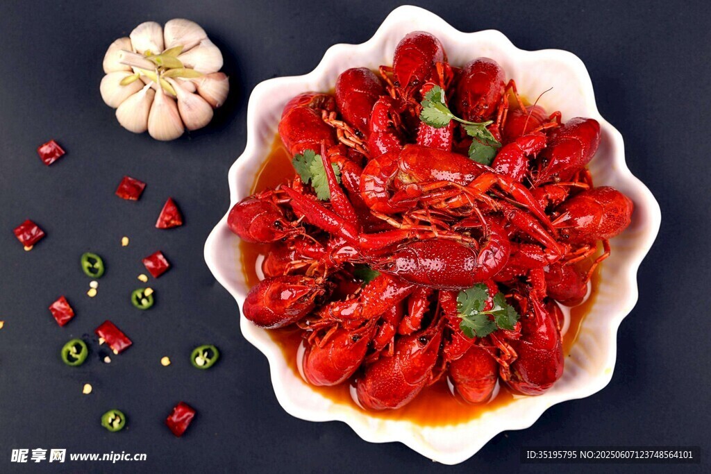 美味小龙虾摆盘诱人