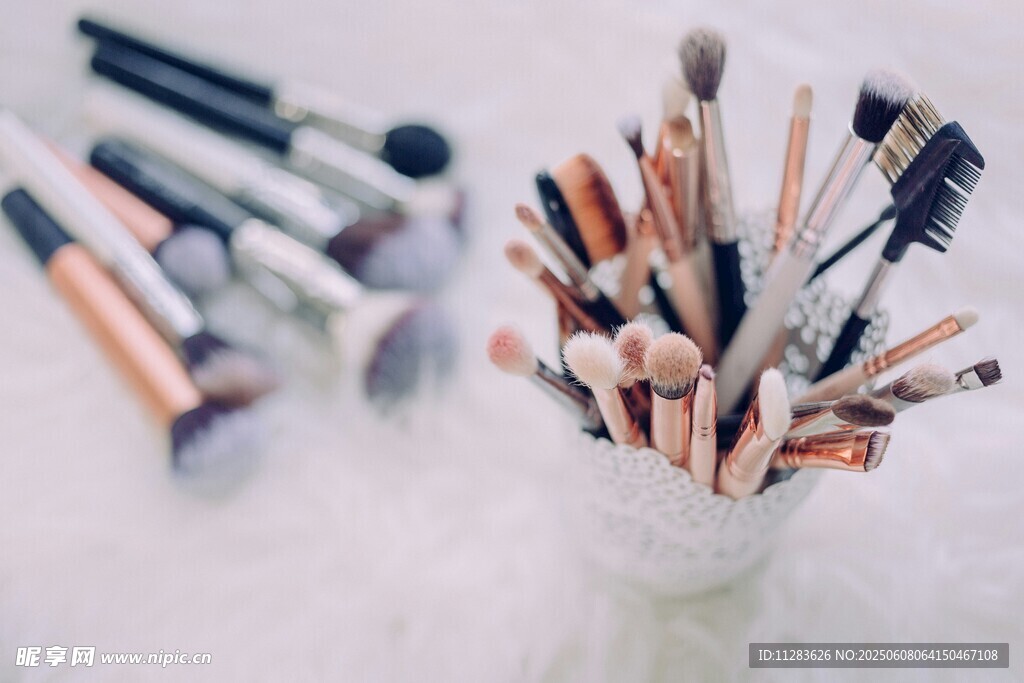 多样化妆刷整齐摆放展示