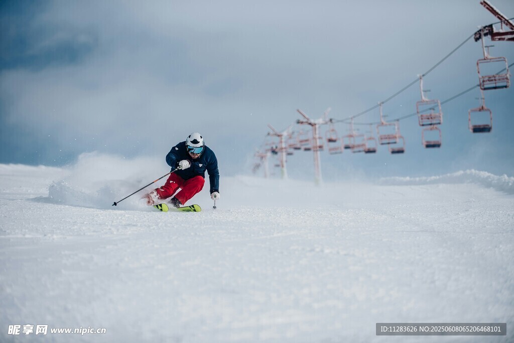 滑雪者在雪坡上飞驰