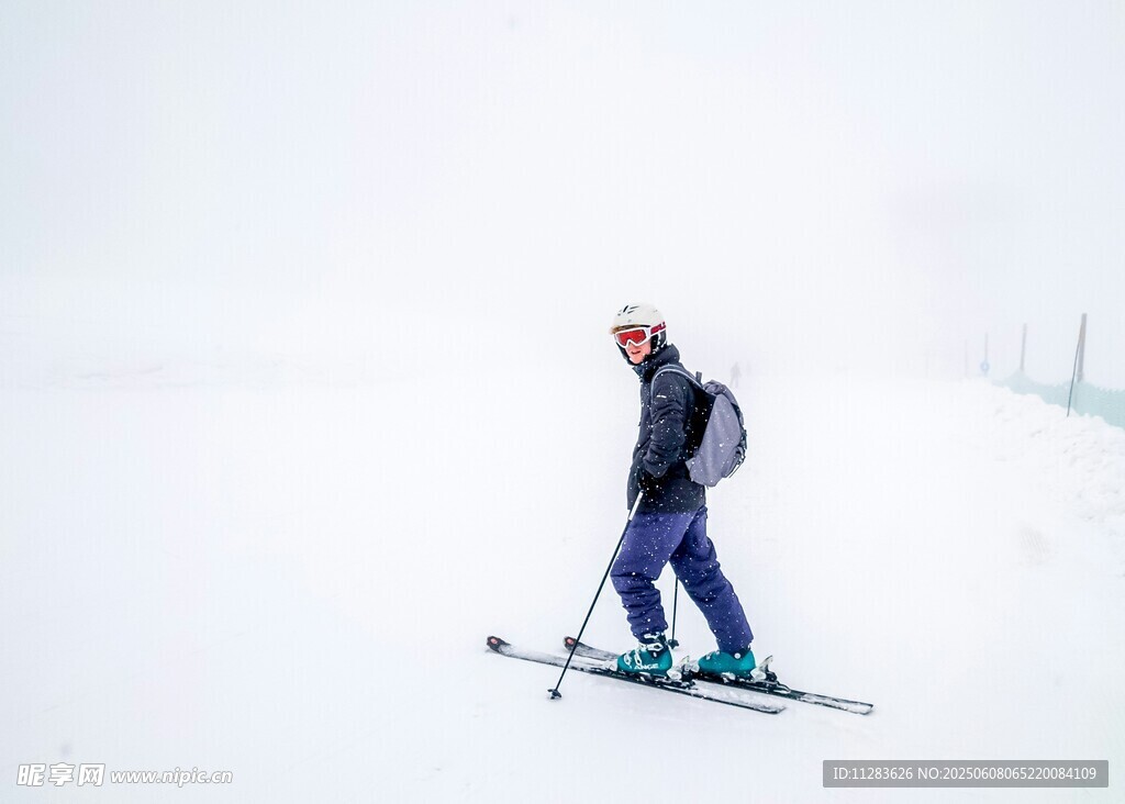 雪地中滑雪的背包旅行者