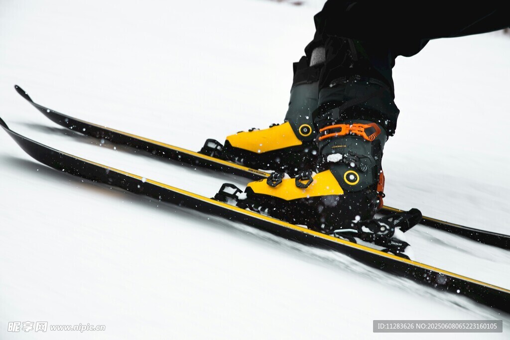 雪地滑雪者的专业滑雪装备