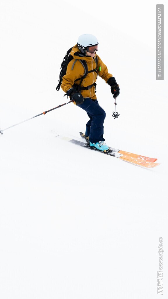 单人滑雪者驰骋于雪地