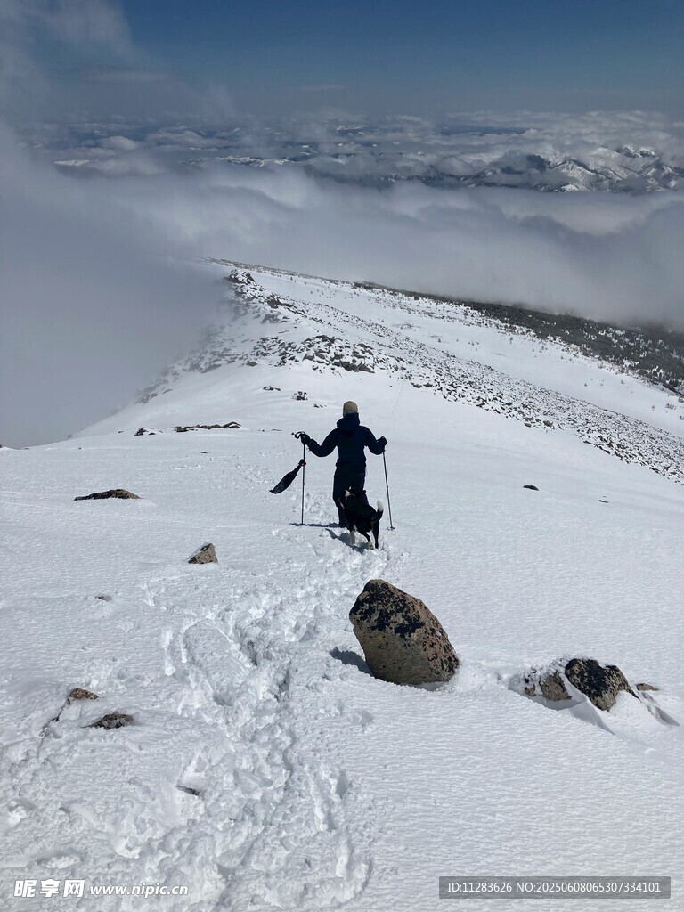 雪岭徒步者