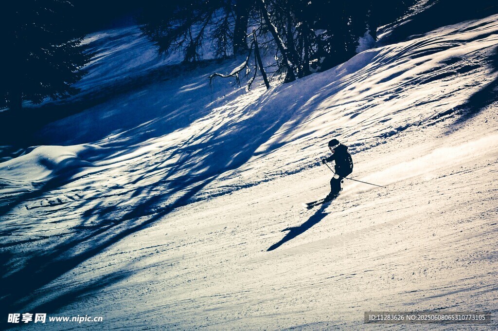 单人雪坡滑雪英姿