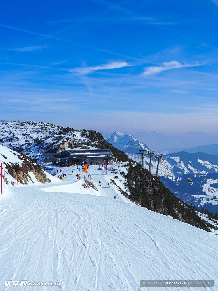 雪山滑雪场景