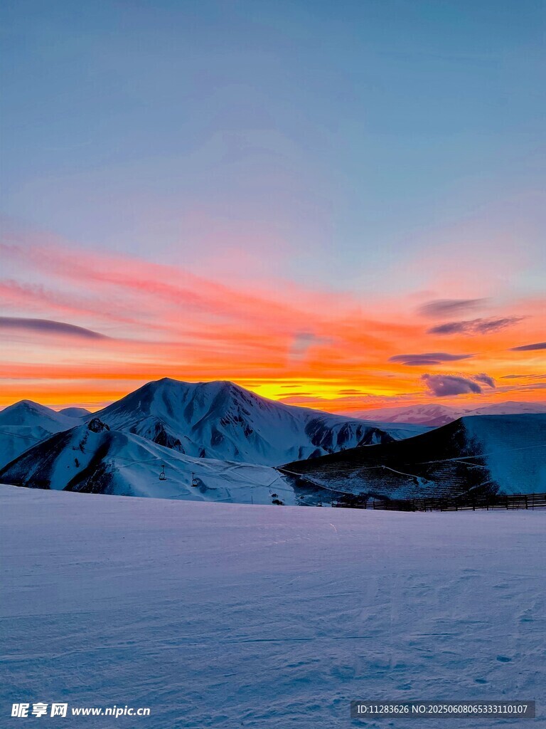 雪山壮丽晚霞美景