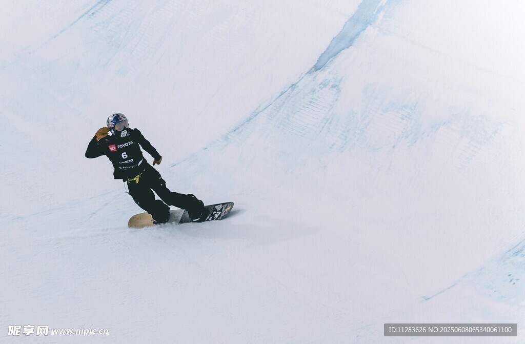 单板滑雪者在雪坡飞驰