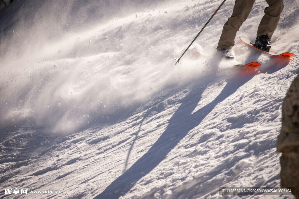滑雪者在雪坡上飞驰